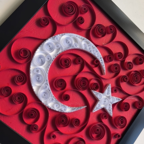 El Yapımı Kağıt Kıvırma (Quilling) Ay Yıldızlı Türk Bayrağı Tablosu