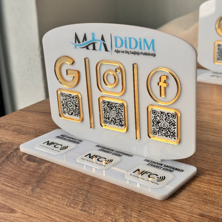 3 QR & NFC Özellikli PleksiGlass Stant Yatay Oval Tasarımlı