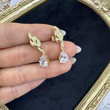 Taşlı sallantılı küpe 