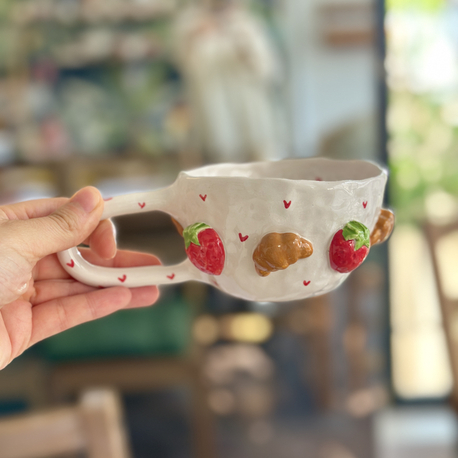 Romantik Tasarım Seramik Kupa – Çilek ve Kruvasan Figürlü