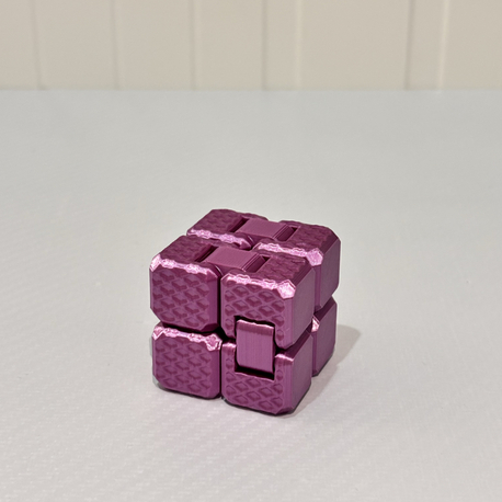 Sonsuz küp parlak magenta renk
