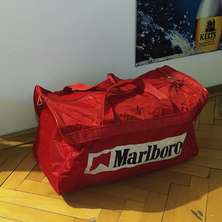 Orta boy Marlboro el valizi