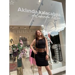 Kemerli detaylı elbise