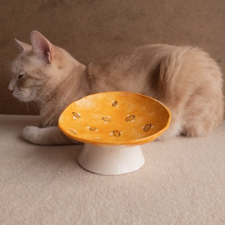 Arı Desenli Eğimli Whisker-Friendly Yükseltilmiş Seramik Kedi Mama Kabı — 14 cm