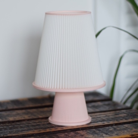 KushKafa Ola Bebe Pembe Masa Lambası – Minimal Dekoratif Çocuk Odası Aydınlatması