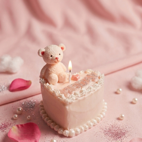 Ayıcıklı ve Kalp Şeklinde ‘Happy Birthday’ yazılı pasta mum