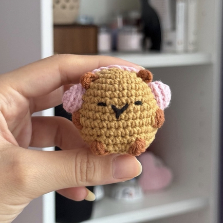 Kulaklıklı Capybara