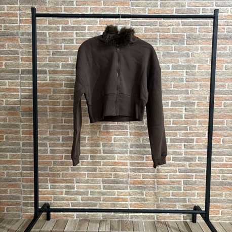 Kahverengi Kürk Detaylı Crop Hoodie – Fermuarlı Kapüşonlu