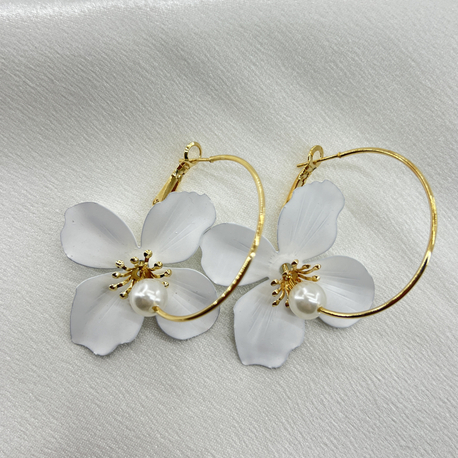 Gold Beyaz Çiçek Model Küpe