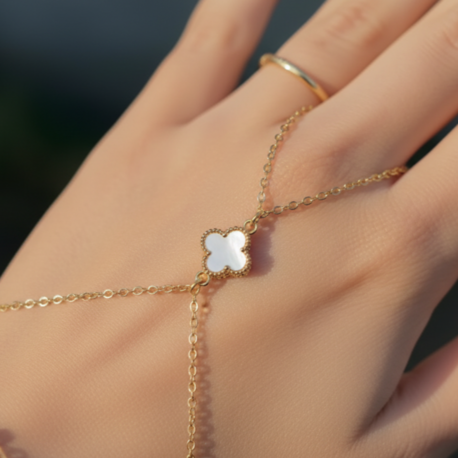 Lavoggue Lumière Clover Hand Chain