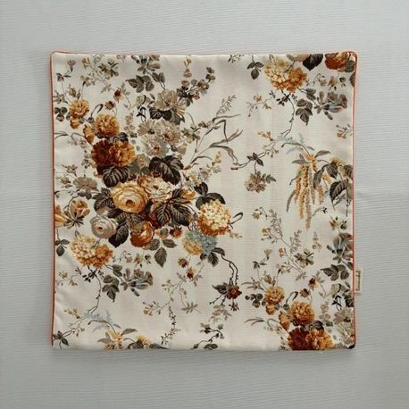 Sarı Güller  – Turuncu Çizgili ve Floral Desenli Çift Taraflı Kırlent Kılıfı 50x50