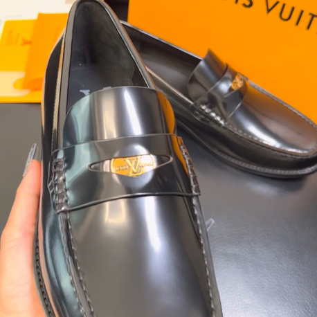 Karizmanın Simgesi: Louis Vuitton Siyah Rugan Loafer