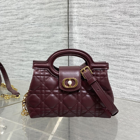 Zarafetin Mührü: Dior Vurgulu Kapitone Mini Çanta