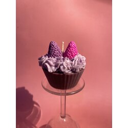 Çilekli mor cupcake