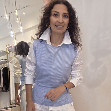 Kadın, Çok Yönlü Bağlama Detaylı, Kayık Yaka, Mavi Beyaz Çizgili Tasarım Bluz