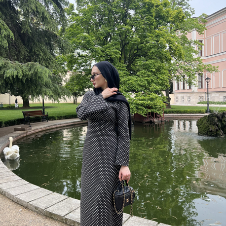 Siyah puantiye elbise
