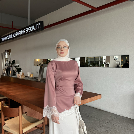 Gül rengi dantelli bluz