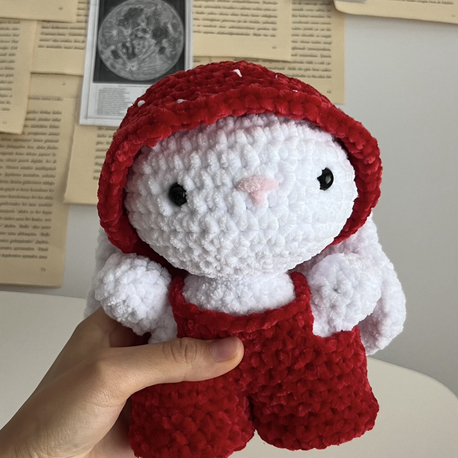 Amigurumi çilek şapkalı ve tulumlu tavşan