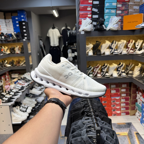 ON Runing Cloud Beyaz