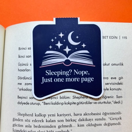 Kitap Ayracı (Mıknatıslı) – “Just One More Page” Mat Laminasyon, Dayanıklı Tasarım