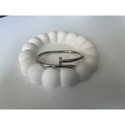 Çivi sembollü taşlı çelik kelepçe silver