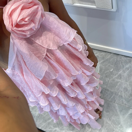 GÜL DETAYLI KAT KAT PEMBE ELBİSE 