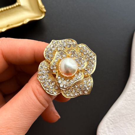 ‘ROSE’ İncili ve Kristal Taşlı Zarif Çiçek Tasarımlı Gold Broş | Şık Yaka İğnesi
