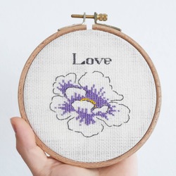 "Love" Yazılı Çiçekli İşleme