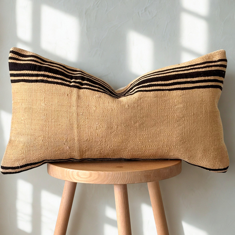 Siyah çizgili kilim kırlent