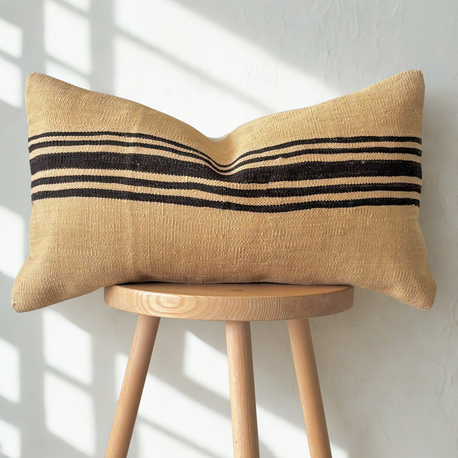Siyah çizgi detaylı kilim kırlent