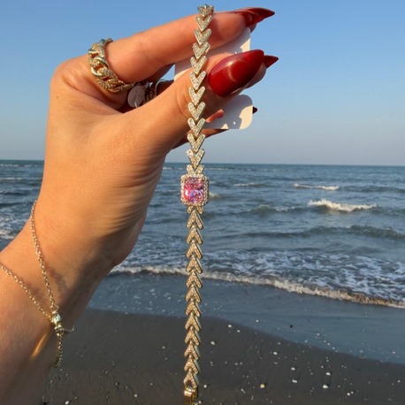 Gold Ortası Pembe Taşlı V Motifli Sıra Taş Bileklik