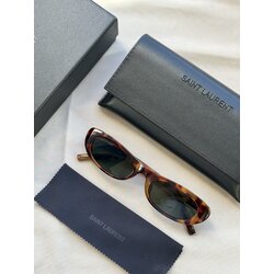 Yves Sain Laurent 