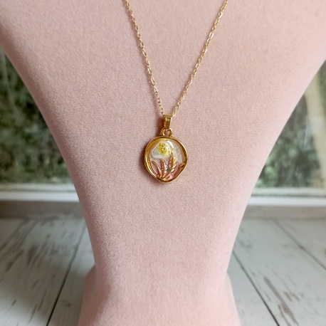 Yuvarlak Pembe Mineli Çiçek Detaylı Kolye