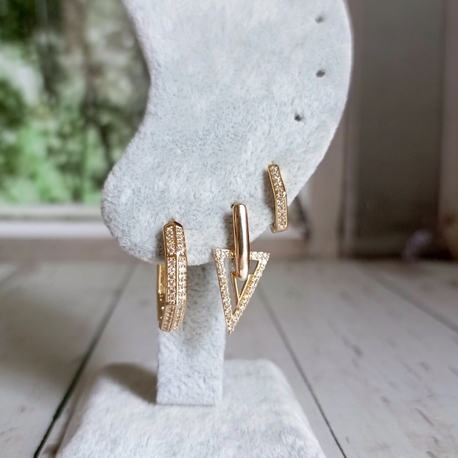 Üçgen Detaylı Gold Üçlü Küpe Seti