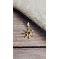 Kırmızı Taş Detaylı Kutup Yıldızı Charm