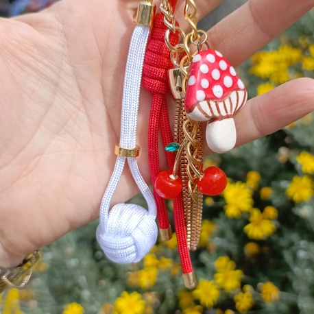 Mantar ve Kiraz Detaylı Beyaz Charm