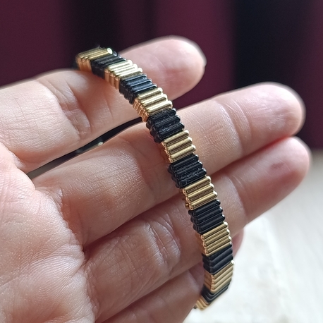 Siyah-Gold Tırtıklı Lastikli Seramik Bileklik