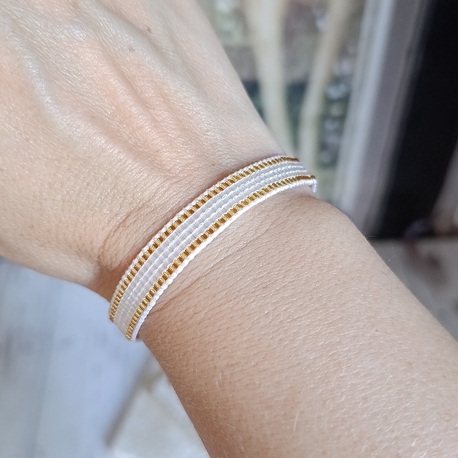 Gold Şerit Detaylı Beyaz Miyuki Bileklik