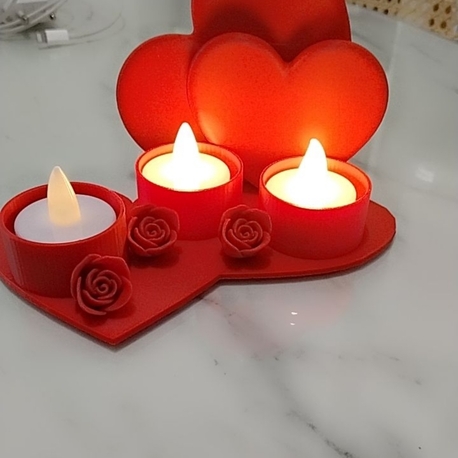 Kırmızı kalp şeklinde mumluk 