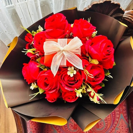 Kırmızı Aşk Gül Buketi (Takı Hediye Kutulu)