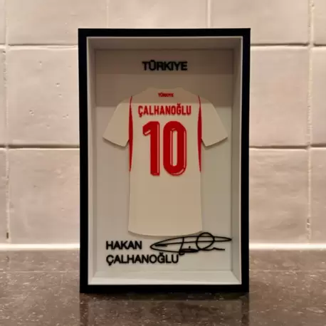 Hakan Çalhanoğlu Forma Çerçevesi
