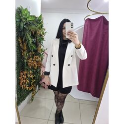 Siyah düğme detaylı beyaz blazer ceket