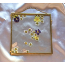 çerçevemiz 25x25 cm ,  malzeme cam ve pirinçten yapılmıştır.