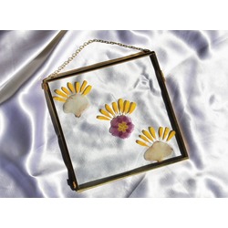 çerçevemiz 20x20 cm ,  malzeme cam ve pirinçten yapılmıştır.