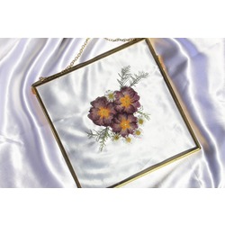çerçevemiz 25x25 cm ,  malzeme cam ve pirinçten yapılmıştır.