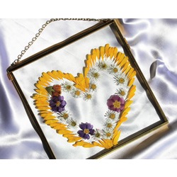 çerçevemiz 25x25 cm ,  malzeme cam ve pirinçten yapılmıştır.
