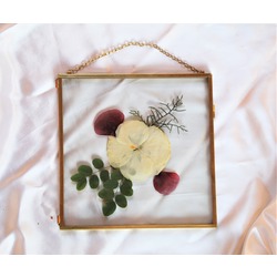 çerçevemiz 25x25 cm ,  malzeme cam ve pirinçten yapılmıştır.