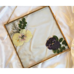 çerçevemiz 25x25 cm ,  malzeme cam ve pirinçten yapılmıştır.