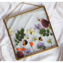 çerçevemiz 20x20 cm ,  malzeme cam ve pirinçten yapılmıştır.