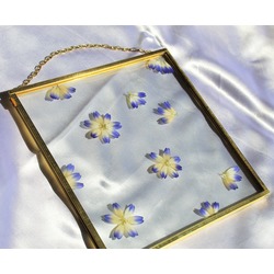 çerçevemiz 20x20 cm ,  malzeme cam ve pirinçten yapılmıştır.